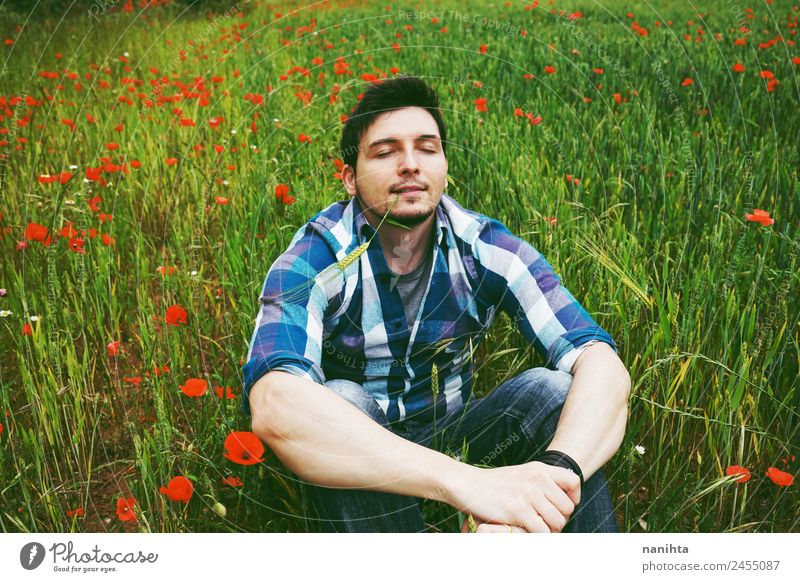 Junger Mann allein auf einem Feld mit grünem Weizen. Lifestyle Stil Freude Wellness Sinnesorgane Erholung ruhig Meditation Landwirtschaft Forstwirtschaft Mensch