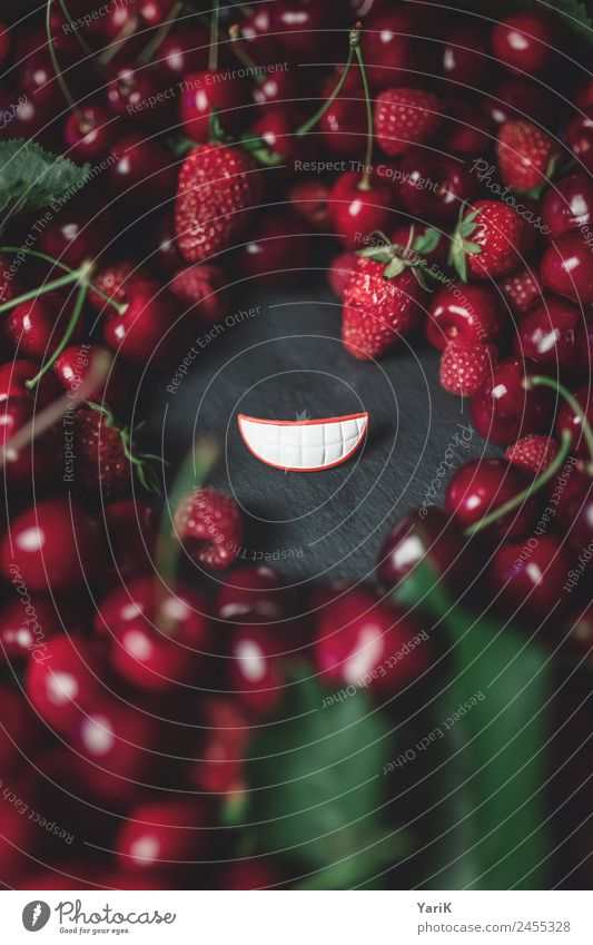 red smile Lebensmittel Frucht Bioprodukte Vegetarische Ernährung Diät rot lachen Lächeln grinsen Kirsche Beeren Himbeeren Erdbeeren Lippen frisch lecker