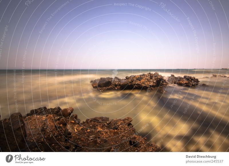 In der Brandung Ferne Sommer Meer Insel Wellen Landschaft Wolkenloser Himmel Schönes Wetter Felsen Küste blau braun Kreta Horizont Stein Wasser Meerwasser