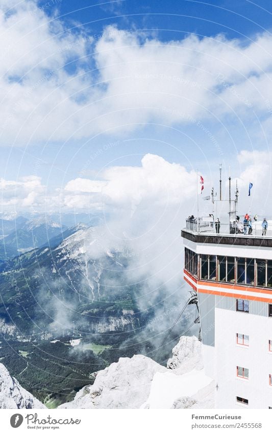 Viewing platform on Zugspitze mountain Natur Landschaft Abenteuer Aussicht Aussichtsturm Aussichtsplattform Alpen Sonnenstrahlen Reisefotografie