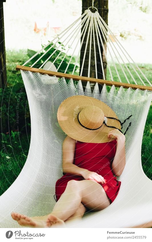 Young woman relaxing in a hammok feminin Junge Frau Jugendliche Erwachsene Beine Fuß 1 Mensch 18-30 Jahre 30-45 Jahre Erholung Ferien & Urlaub & Reisen