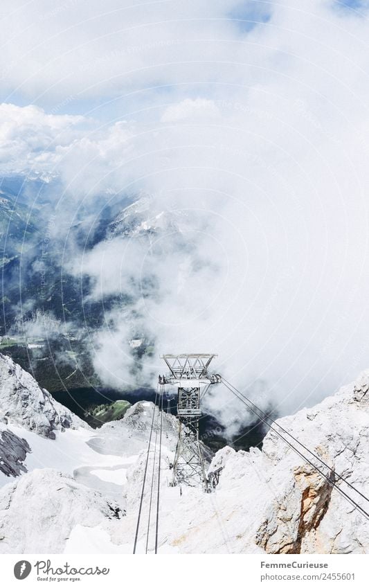 Ropes of a cable car in the alps Natur Wolken Nebel trüb Gondellift Riesenrad Seilbahn Alpen Berge u. Gebirge Sonnenstrahlen Mast Farbfoto Außenaufnahme