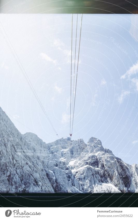Ropes of a gondola in the alps Natur Alpen Berge u. Gebirge Sonne Sonnenstrahlen Gondellift Riesenrad Seilbahn Himmel Sommer sommerlich Farbfoto Außenaufnahme