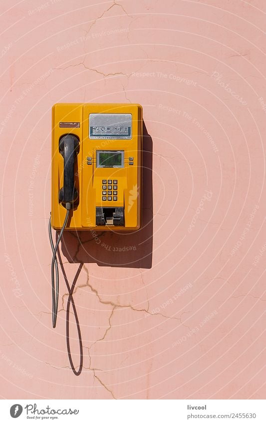 gelbes Retro-Telefon an rosa Wand, Porzellan Telekommunikation sprechen alt Telefongespräch retro China Asien zhangye asiatisch erhängen Antiquität altehrwürdig