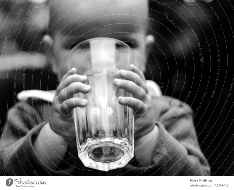 I am so thirsty. Ernährung Getränk trinken Erfrischungsgetränk Trinkwasser Glas Mensch androgyn Kind Kleinkind Kindheit Kopf Ohr Arme Hand Finger 1 0-12 Monate