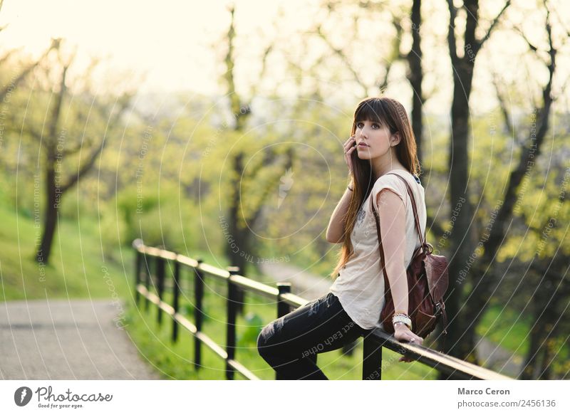 schönes Mädchen mit langem braunen Haar in einer ruhigen Pose. Lifestyle Stil Haut Gesicht Gesundheit Wohlgefühl Erholung Ferien & Urlaub & Reisen Sommer Mensch