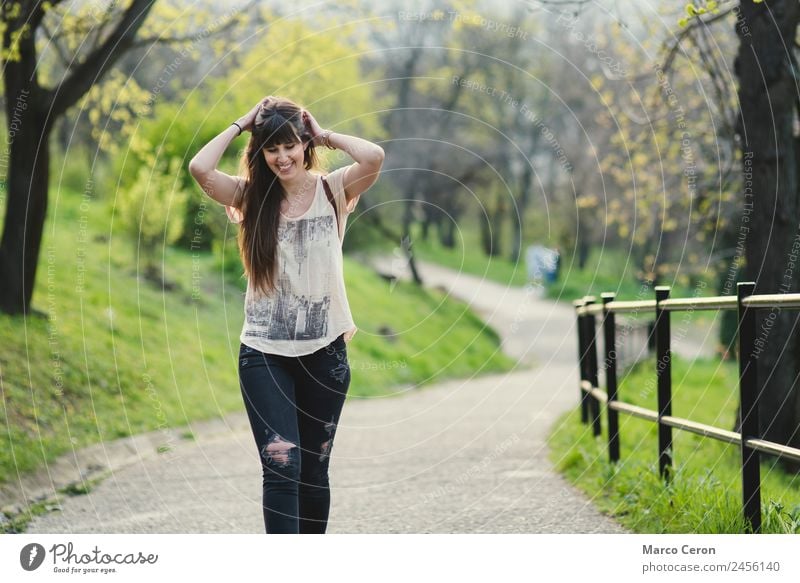 schöne junge Frau lächelnd beim Spaziergang im Park Lifestyle Freude Glück Gesundheit Leben Wohlgefühl Erholung Ferien & Urlaub & Reisen Freiheit Sommer Mensch