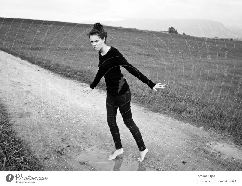 Ladylike Mensch feminin Junge Frau Jugendliche Erwachsene 1 Ekel elegant Wiese Wege & Pfade Wasser Pfütze Schwarzweißfoto Außenaufnahme Licht Kontrast