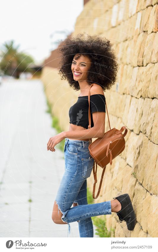 Fröhliche gemischte Frau mit Afrohaar, die im Freien steht. Lifestyle Stil Freude Glück schön Haare & Frisuren Gesicht Mensch Junge Frau Jugendliche Erwachsene