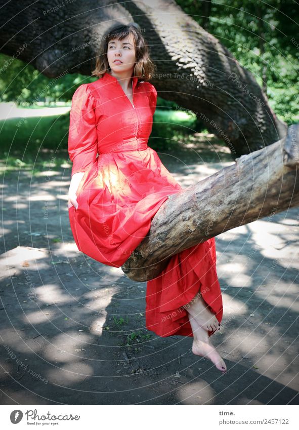 Ulreka feminin Frau Erwachsene 1 Mensch Schönes Wetter Baum Park Kleid Barfuß brünett langhaarig beobachten Blick sitzen schön selbstbewußt Gelassenheit