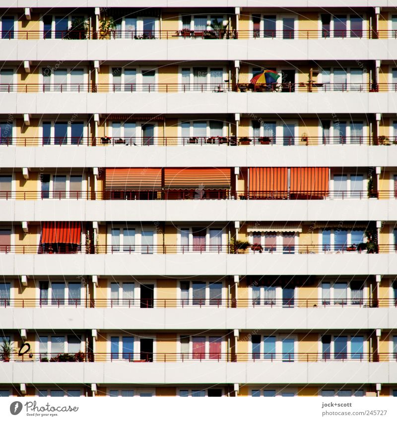 sonniges Wohnen im Quadrat Marzahn Hochhaus Architektur Stadthaus Fassade Balkon Fenster Erholung eckig Schutz Symmetrie Plattenbau DDR Sonnenschirm