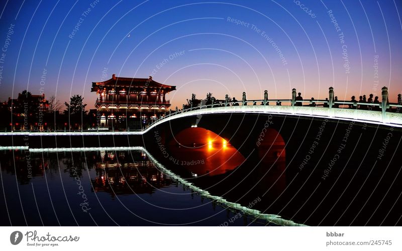 Nachtszenen der berühmten antiken Stadt Xian, China Ferien & Urlaub & Reisen Tourismus Ausflug Sightseeing Lampe Kultur Gebäude Architektur historisch blau