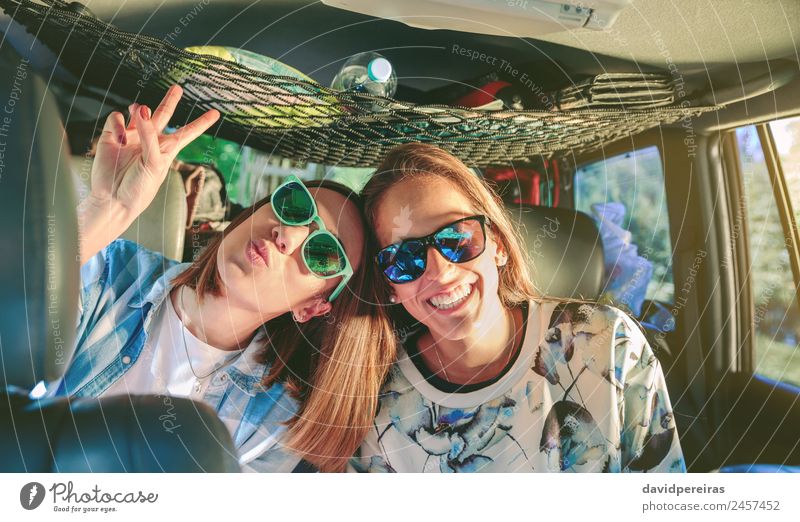 Zwei junge Mädchen hören gute Musik, während sie im Auto fahren und den  Sommerausflug in der Natur genießen. - ein lizenzfreies Stock Foto von  Photocase