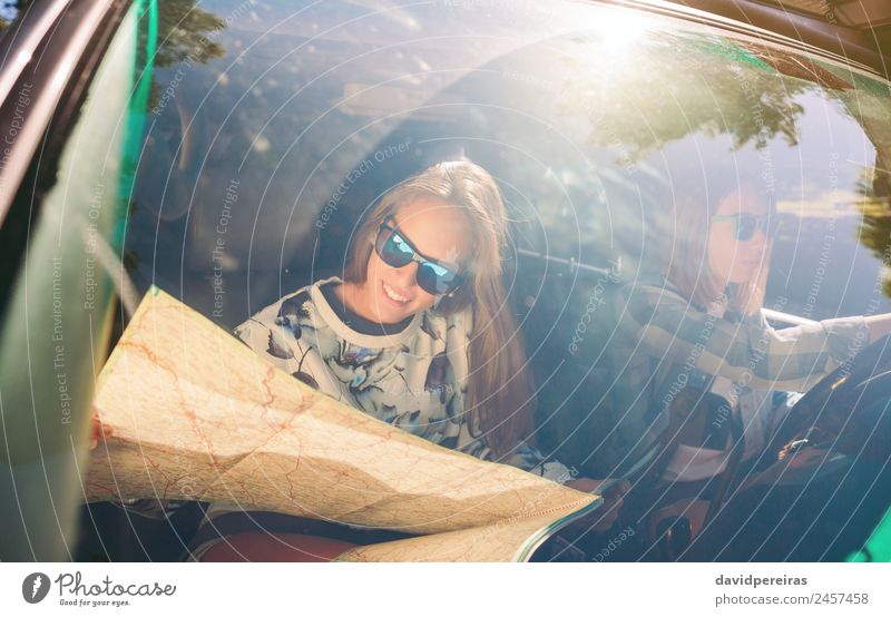Zwei junge Mädchen hören gute Musik, während sie im Auto fahren und den  Sommerausflug in der Natur genießen. - ein lizenzfreies Stock Foto von  Photocase