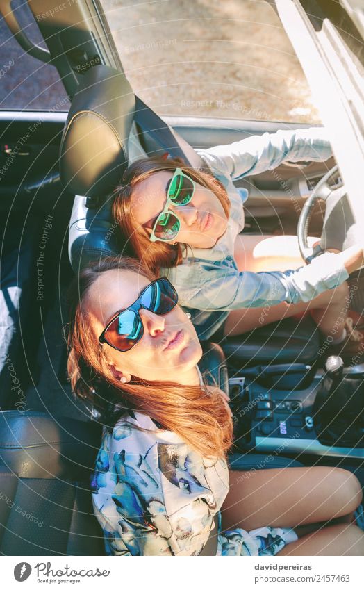 Glückliche Frauen haben Spaß im Cabriolet Auto. Lifestyle Freude schön Gesicht Freizeit & Hobby Ferien & Urlaub & Reisen Ausflug Mensch Erwachsene Freundschaft