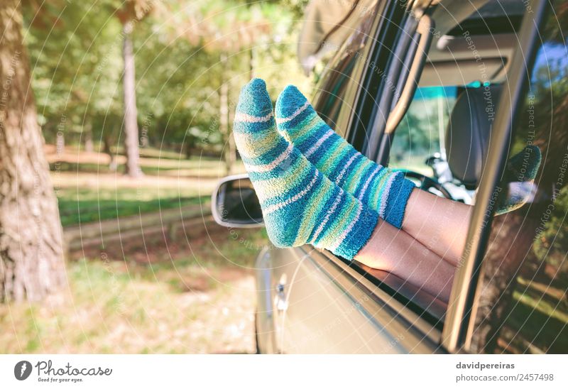 Weibliche Beine mit Socken, die über einem Auto mit offenem Fenster ruhen. Lifestyle schön Erholung Freizeit & Hobby Ferien & Urlaub & Reisen Ausflug Freiheit
