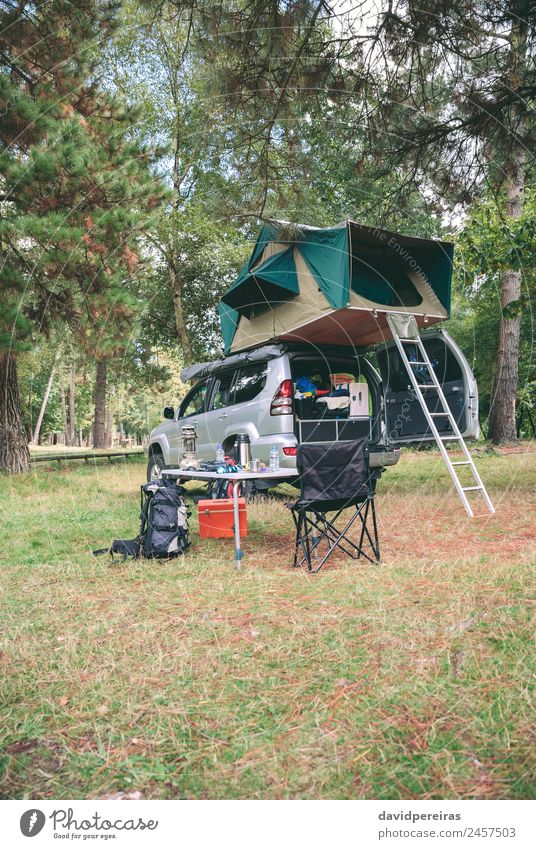 Geländefahrzeug 4x4 mit Zelt im Dach bereit zum Campen Kaffee Lifestyle Freude Erholung Freizeit & Hobby Ferien & Urlaub & Reisen Tourismus Ausflug Abenteuer
