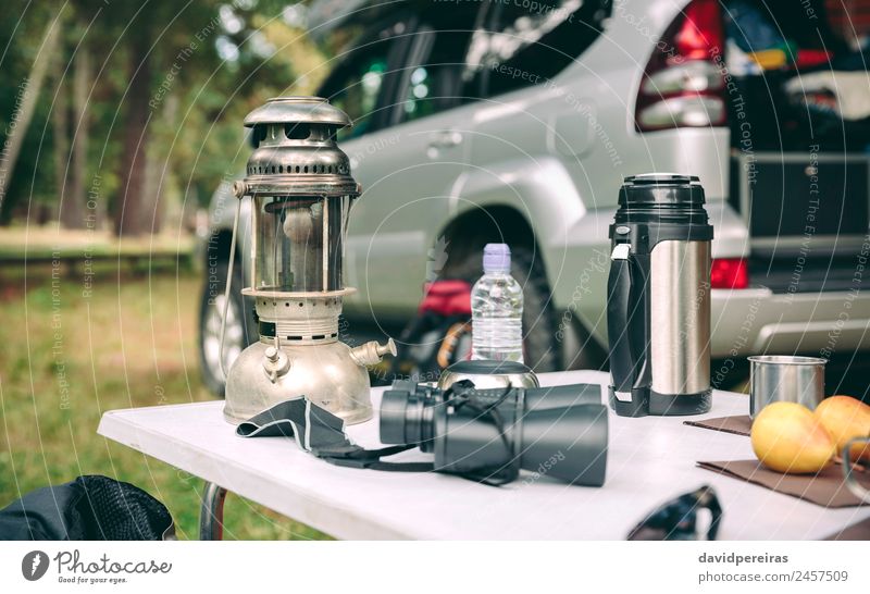 Öllampe, Thermoskanne und Fernglas über dem Campingtisch Frucht Kaffee Lifestyle Freude Erholung Freizeit & Hobby Ferien & Urlaub & Reisen Tourismus Ausflug