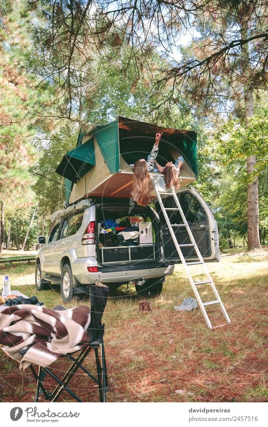 Frauen, die sich im Zelt über 4x4 liegend ausruhen und die Natur betrachten. Lifestyle Freude Glück Erholung Freizeit & Hobby Ferien & Urlaub & Reisen Ausflug