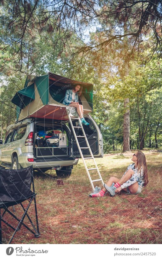 Frau im Zelt über dem Auto und anderen Wanderschuhen Lifestyle Freude Glück Erholung Freizeit & Hobby Ferien & Urlaub & Reisen Ausflug Abenteuer Camping Sommer