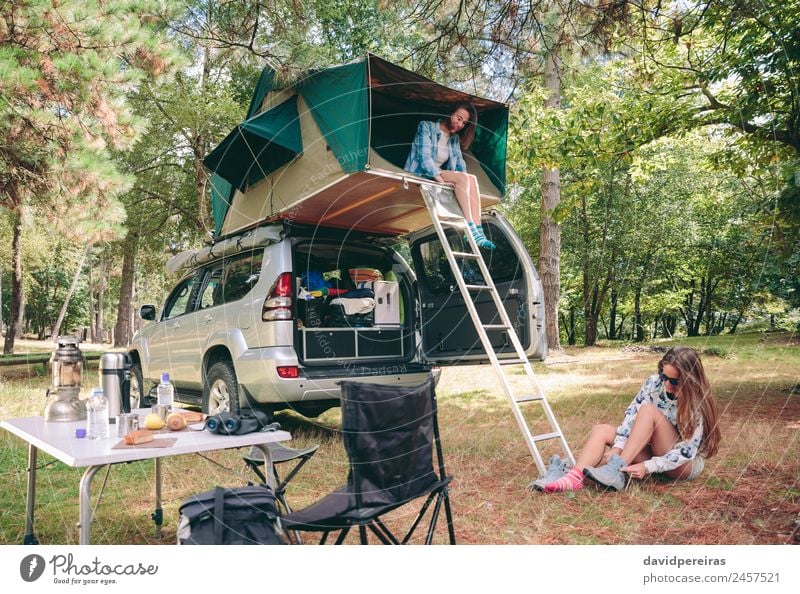 Frau im Zelt über 4x4 und andere ziehende Wanderschuhe Lifestyle Freude Glück Erholung Freizeit & Hobby Ferien & Urlaub & Reisen Ausflug Abenteuer Camping