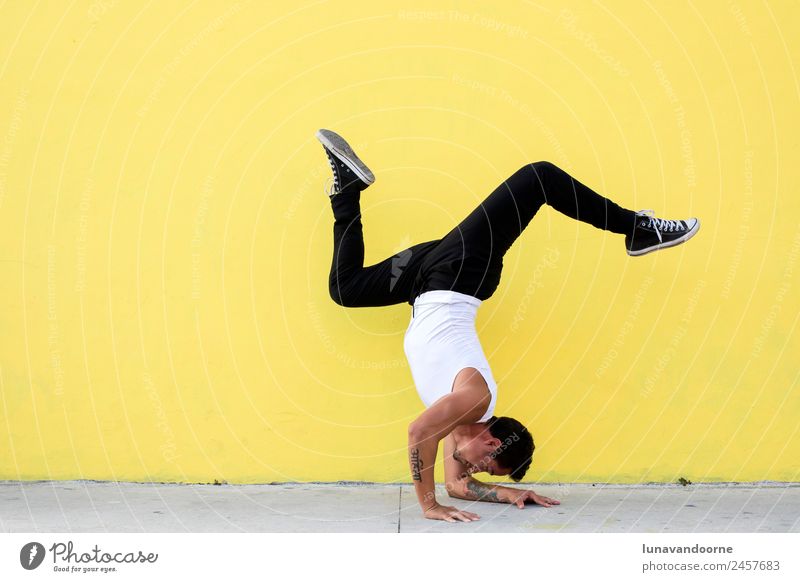Mann praktiziert Yoga, Unterarm-Balance an einer gelben Wand Lifestyle Gesundheit sportlich Fitness Wellness Leben Sport Sport-Training Sportler Tanzen Mensch