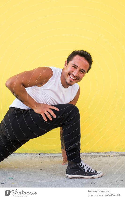 Mexikanischer Yogalehrer, der Yoga praktiziert und lacht. Lifestyle Freizeit & Hobby Sport Fitness Sport-Training Mensch Mann Erwachsene 1 18-30 Jahre