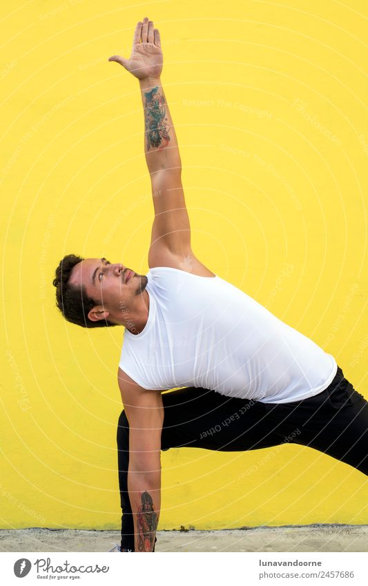 Mexikanischer Yogalehrer, der Seitenwinkel-Pose übt. Lifestyle Freude Sport Fitness Sport-Training maskulin Mann Erwachsene 1 Mensch 18-30 Jahre Jugendliche