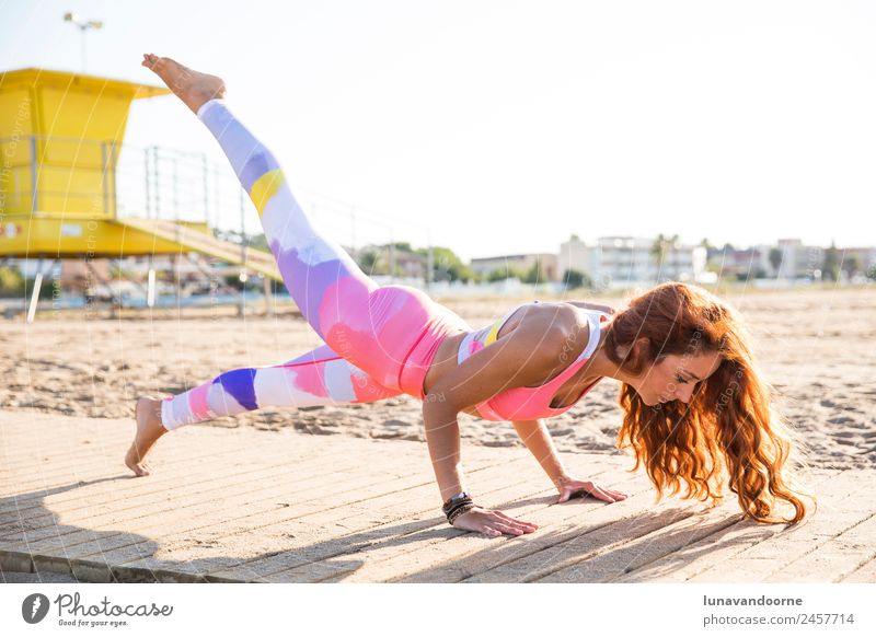Frau beim Yoga am Strand in Barcelona Lifestyle Wellness Leben Wohlgefühl Erholung Meditation Ferien & Urlaub & Reisen Tourismus Sommer Sommerurlaub Sport