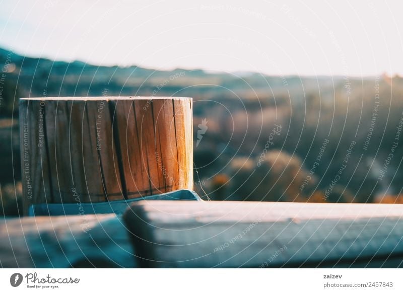 Holzstumpf mit einem Sonnenunterganglicht im Hintergrund Ferne Sommer wandern Umwelt Natur Landschaft Himmel Gras Park Wege & Pfade Metall alt hoch wild blau