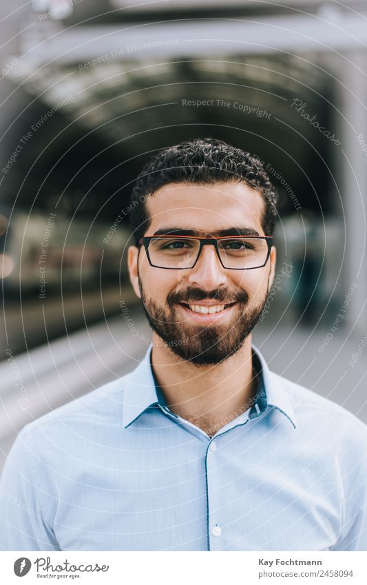 Lächelnder syrischer Mann mit Brille Stil Glück Student Business Junger Mann Jugendliche Erwachsene Leben 1 Mensch 18-30 Jahre Mode Hemd kurzhaarig Locken Bart