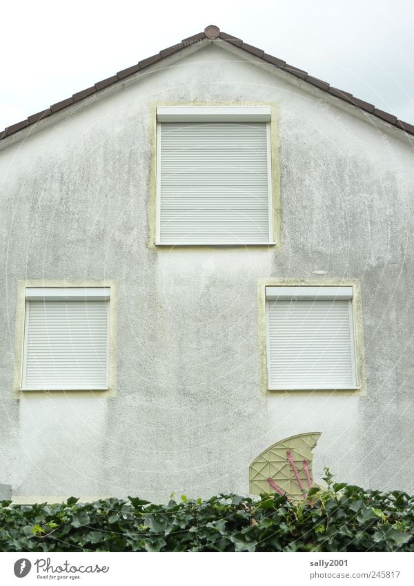ausgewandert? Haus Einfamilienhaus Mauer Wand Fassade Fenster Jalousie Rollladen alt dreckig dunkel trashig trist grau ästhetisch Einsamkeit Endzeitstimmung