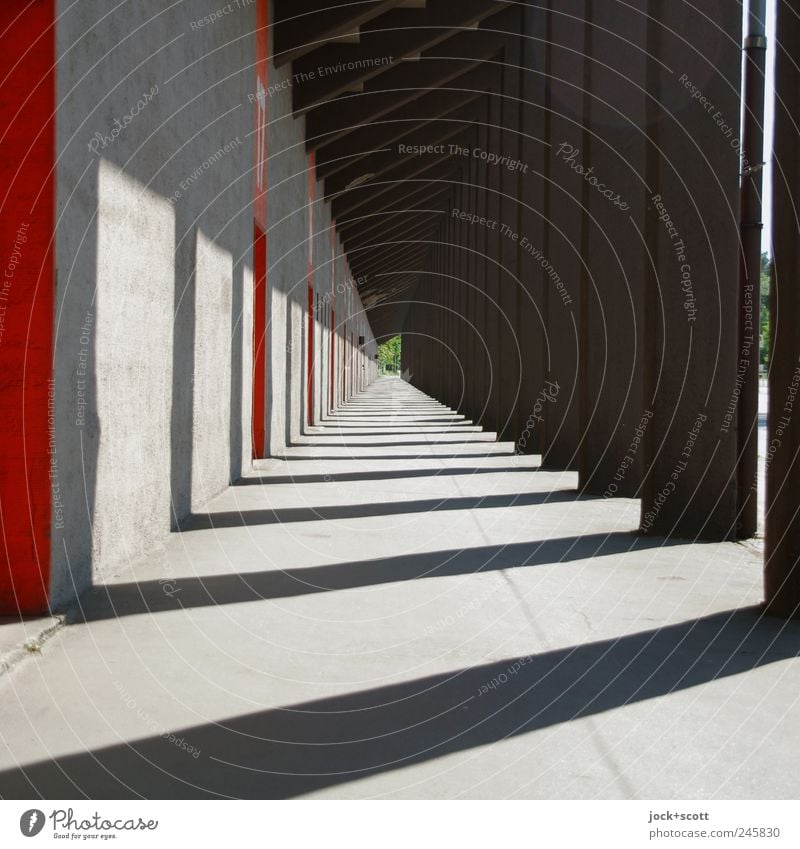 Kolonnade im Schein Tribüne Kolonnaden Reihe Beton Streifen eckig lang viele Mittelpunkt Wege & Pfade diagonal Lichtspiel Schattenspiel Zeitpunkt geradeaus