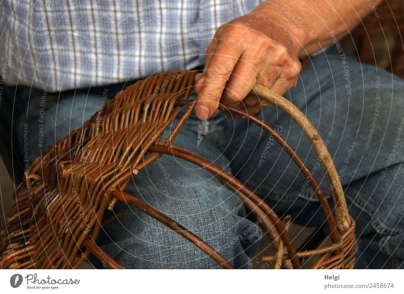zeitlos | Handwerk II Finger Hemd Jeanshose Weidenkorb Weidengeflecht Holz Arbeit & Erwerbstätigkeit festhalten authentisch außergewöhnlich einzigartig