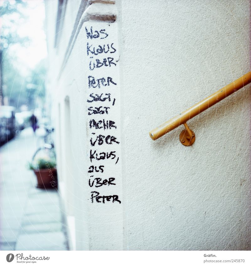 Was Klaus über Peter sagt Haus Mauer Wand Treppe Fassade Straße Schriftzeichen Graffiti lustig schwarz weiß Wahrheit Ehrlichkeit Treppengeländer Schmiererei
