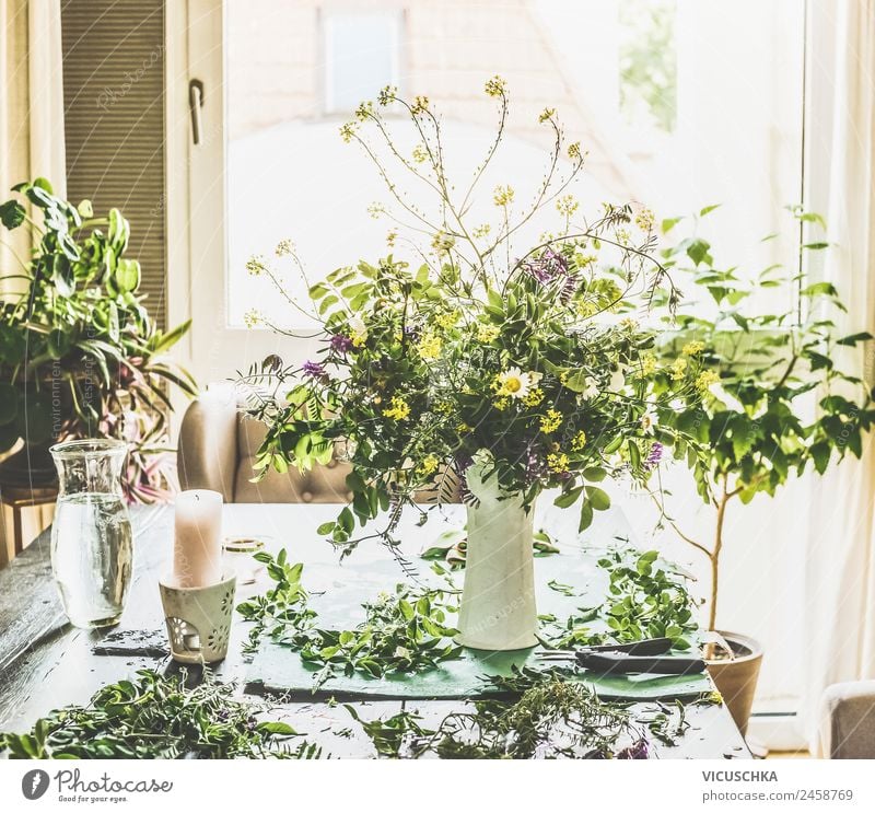 Sommerblumenstrauß mit wilden Blumen im Wohnzimmer Lifestyle Stil Design Freizeit & Hobby Häusliches Leben Wohnung Traumhaus Garten Natur Pflanze Blatt Blüte