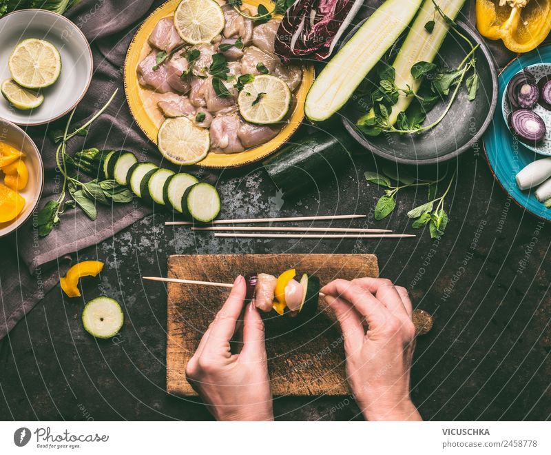 Weibliche Hände machen Hähnchenspieße mit Gemüse zum Grillen Lebensmittel Fleisch Kräuter & Gewürze Öl Ernährung Picknick Bioprodukte Geschirr Stil Design