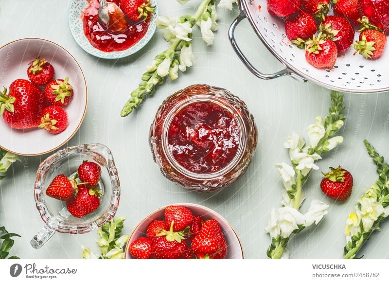 Erdbeeren Marmelade im Glas mit Beeren und BLumen Lebensmittel Frucht Ernährung Frühstück Bioprodukte Vegetarische Ernährung Diät Geschirr Stil Design