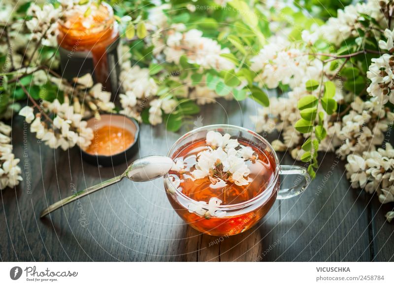 Tasse mit Akazienblüten Tee mit Löffel und Honig Lebensmittel Ernährung Getränk Heißgetränk Design Gesundheit Alternativmedizin Gesunde Ernährung Tisch Natur