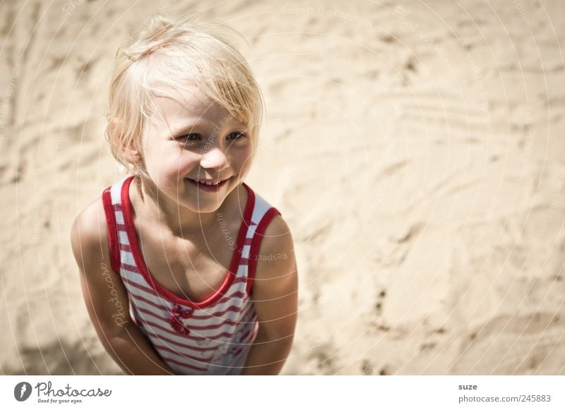 Hello sunshine! Gesicht Sommer Mensch Kind Kleinkind Mädchen Kindheit Kopf Haare & Frisuren 1 3-8 Jahre Sand Ostsee Hemd blond stehen Freundlichkeit