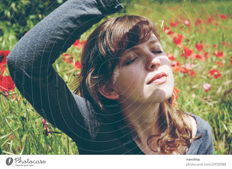 Frau in einem Blumenfeld bedeckt sich vor Sonnenlicht. Lifestyle Stil Freude schön Gesicht Gesundheit Wellness Wohlgefühl Sinnesorgane Erholung ruhig Sommer