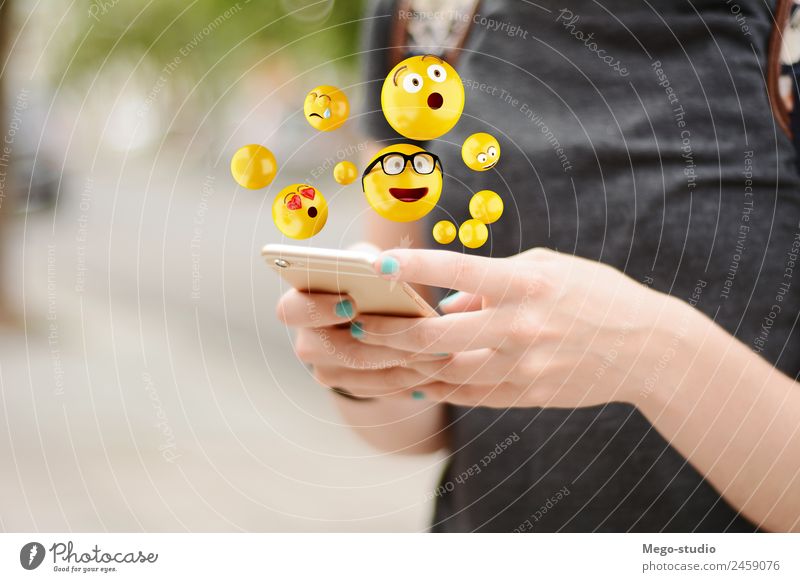 junge Frau, die Smartphones benutzt und Emojis sendet. Lifestyle Glück Gesicht Telefon PDA Bildschirm Technik & Technologie Internet Mensch Erwachsene Mann Hand