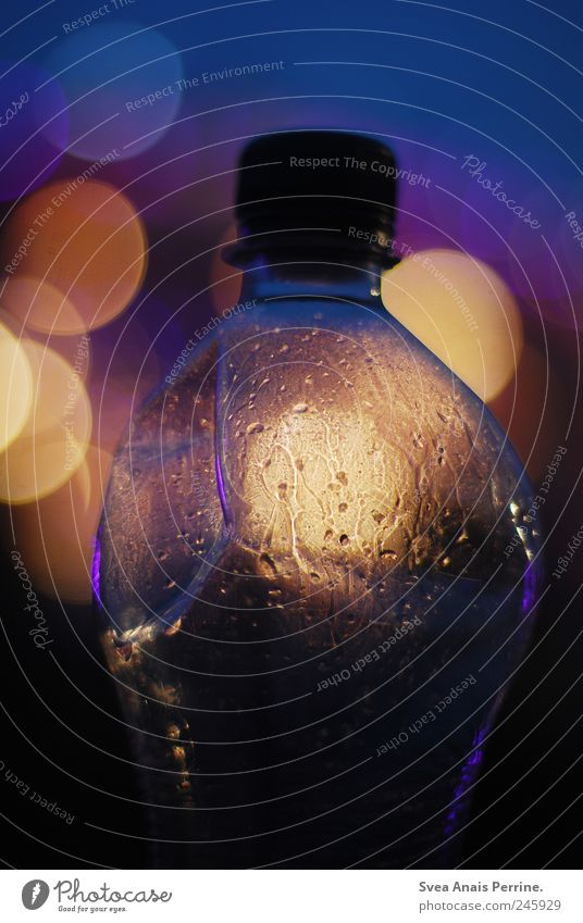PET. PE-Flaschen Flaschenhals Flaschendeckel Statue glänzend Lichterscheinung Lichtspiel Lichtpunkt Wassertropfen Wasserflasche Farbfoto Außenaufnahme