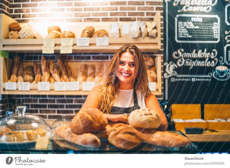 Die Frau verkauft in der Bäckerei. Brot kaufen Beruf Business Mensch Erwachsene Lächeln verkaufen frisch klein Ordnung Einzelhandel Brotkorb Halt Ablass