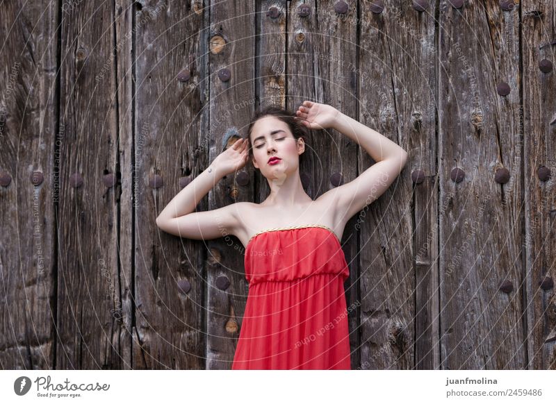 Porträt eines Mädchens in rotem Kleid an einer Holztür Lifestyle elegant Stil schön Sommer Mensch Frau Erwachsene 18-30 Jahre Jugendliche Tor Tür warten weiß