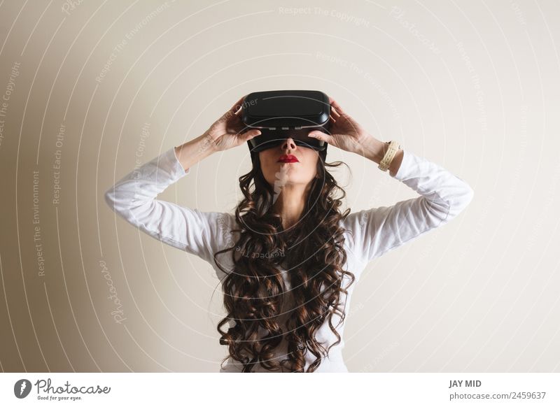 Frau mit Brille der virtuellen Realität Freizeit & Hobby Spielen Entertainment Wissenschaften Industrie Telefon Headset Technik & Technologie Mensch Erwachsene