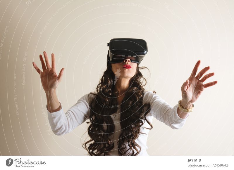 VR-Brille: Frau lebt Erfahrung mit den Händen, Freizeit & Hobby Spielen Entertainment Wissenschaften Industrie Telefon Headset Technik & Technologie Internet