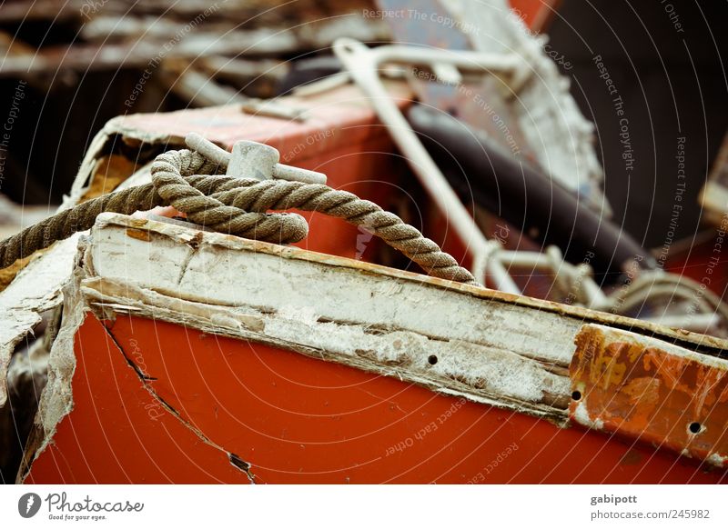 Gestrandete Seelen Schifffahrt Fischerboot Motorboot Hafen schiffsfriedhof Seil Schiffsplanken Knoten Holz alt kaputt trashig braun rot weiß Verfall