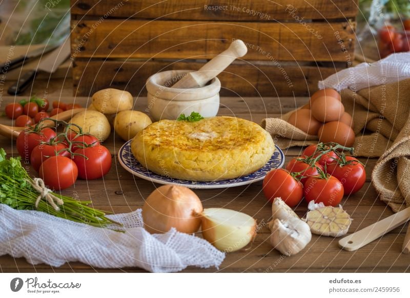 Traditionelles spanisches Omelett. Gemüse Ernährung Mittagessen Abendessen Teller Gesunde Ernährung Restaurant grün weiß Spanien backen Basilikum Leinen