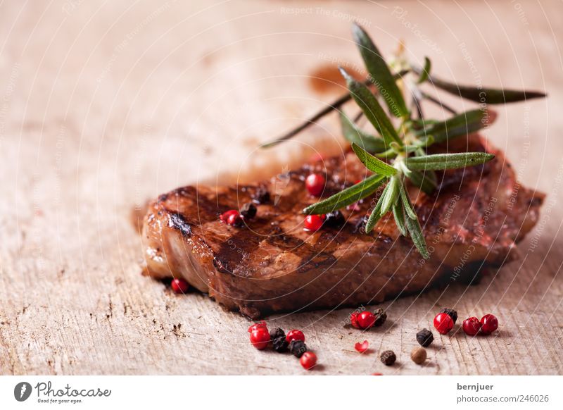 mary rose Lebensmittel Fleisch Kräuter & Gewürze Genusssucht Steak Rindfleisch Rosmarin Pfefferkörner rot schwarz Holz Schneidebrett gegrillt grillfleisch